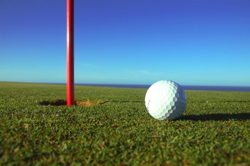 Obraz premium balle de golf près du trou