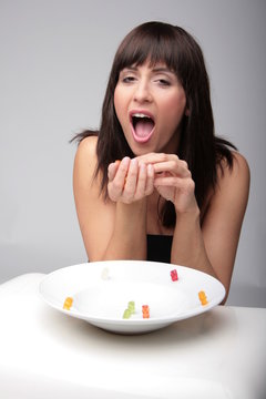 Frau isst  Gummitier bär 