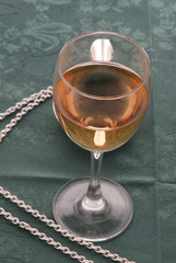 Bicchiere di vino bianco e tastevin