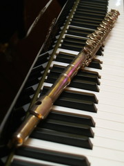 flute sur piano © ougn