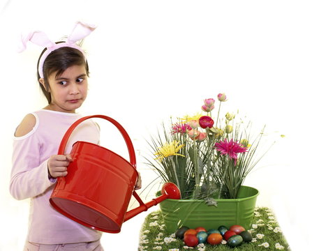 m&auml;dchen osterhase gie&szlig;t ostergarten