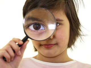 mädchen untersucht mit lupe