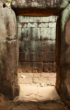 memoire khmer, porte et mur d'un temple