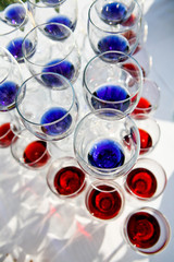 Verres de cocktail au fruits rouges et bleu