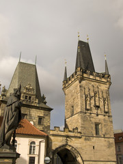 Fototapeta na wymiar Statua, Wieża i Most Karola w Pradze drzwi