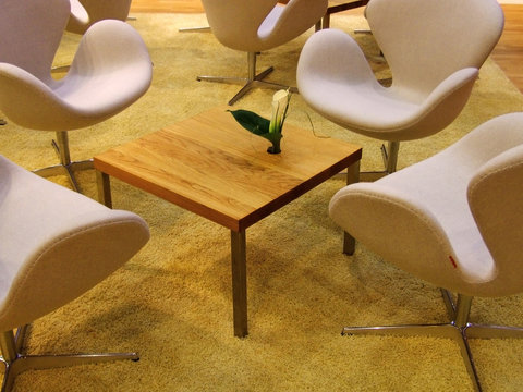 Sitzecke Sessel besch gelber Teppich detail