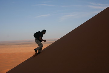 Dünenwanderer im Erg Chebbi - Marokko