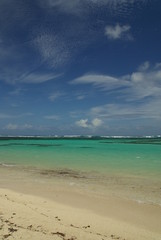 sable blanc et eau turquoise sur une plage de martinique