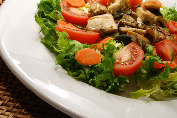 Frischer Salat mit Huhn