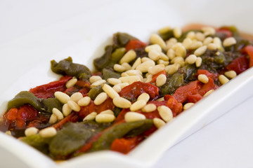 Salade de poivrons et pignon de pin