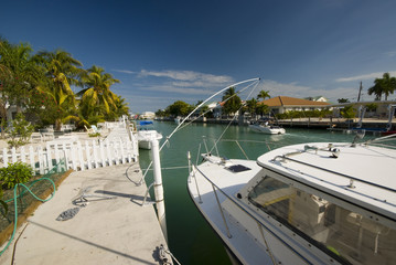 canal with boats and homes florida keys
