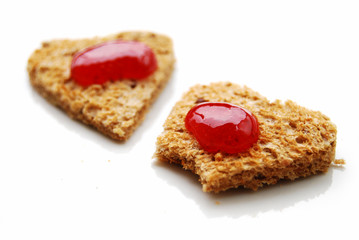 vollkorntoast in herzform mit marmelade 2