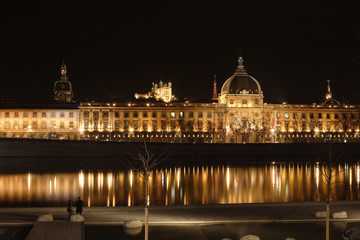 Fototapeta na wymiar Lyon w nocy