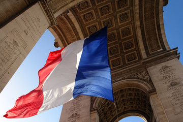 Naklejka premium paris arc de triomphe et drapeau republicain