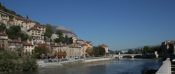 Fototapeta na wymiar Quai de Grenoble