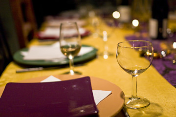 table de soirée diner de fête alignement assiettes et verres