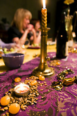 repas de fête de noël entre amis table bien décorée bougies