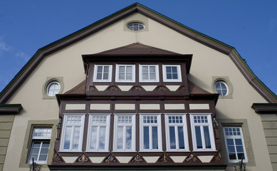 Fototapeta na wymiar Obergeschoss und Dach eines Hauses