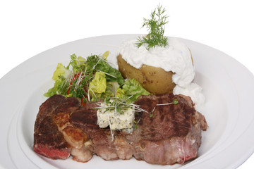 Rumpsteak mit Salat und Backkartoffel