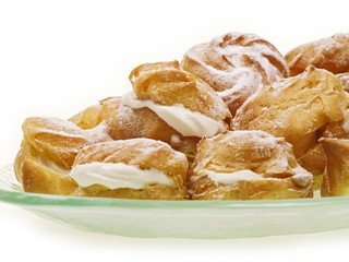 süßes gebäck windbeutel mit vanillesahne