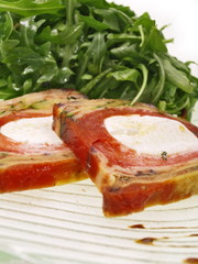 mediterranische ziegenkäse terrine mit rucola salat