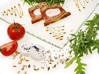 mediterranische terrine mit ziegenkäse und tomate