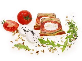 mediterranische terrine mit ziegenkäse und tomate