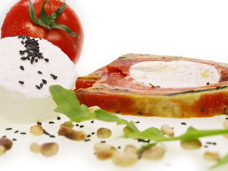 gourmet terrine mit ziegenkäse, pinienkerne,rucola und tomate