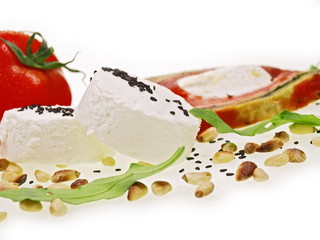 gourmet terrine mit ziegenkäse, pinienkerne,rucola und tomate