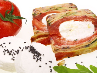 mediterrane terrine mit ziegenkäse,pinienkerne und rucola salat