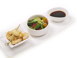 gesundes wok gemüse mit fritiert/gebackene tintenfisch