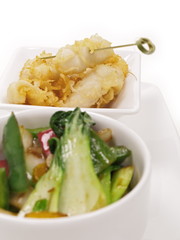 fritiert/gebackene tintenfisch mit gesundes wok gemüse