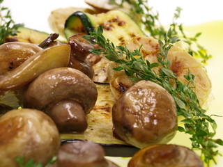 Gebratene Pilze, Artischocken und Zucchini mit Kräutern, italienische kalte Vorspeise
