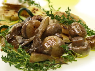 antipasti artischocken,champignon,zucchini