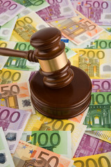 Eurogeld und Richterhammer