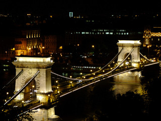 Széchenyi-Kettenbrücke in Budapest bei Nacht