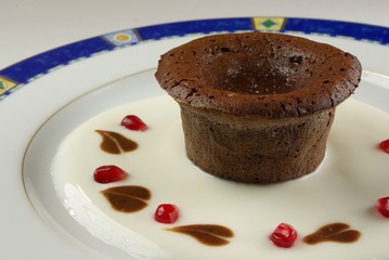 dolce al cioccolato con melagrana e yogurt