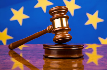 Richterhammer und EU Fahne