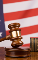 Richterhammer und USA Fahne