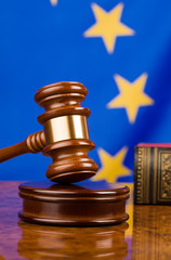 Richterhammer und Fahne der Europäischen Union