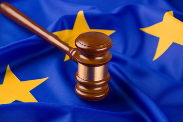 Richterhammer und Fahne der Europäischen Union