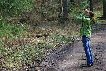 Vogelsuche mit dem Fernglas im wald