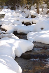 rivière sous la neige