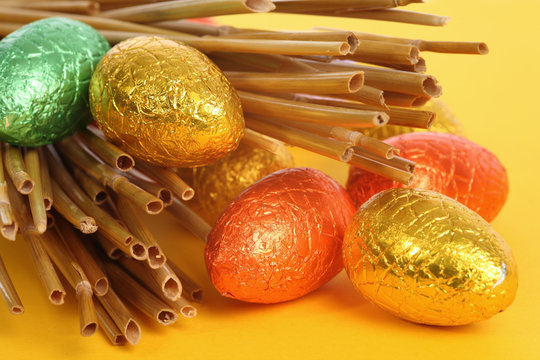 Oeufs de P&acirc;ques et paille