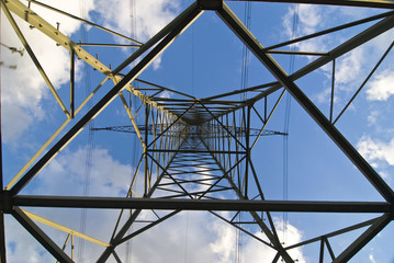 Stomleitung und Strommast unter blauem Himmel