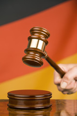 Richterhammer und deutsche Fahne