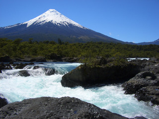 Vulkan Osorno bei den Saltos de Petrohue, Chile