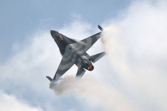 F-16 Fighting Falcon beim Kunstflug