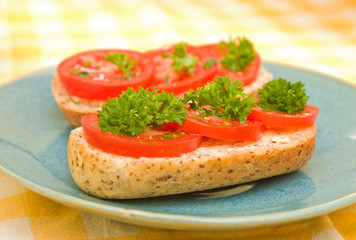 Tomato sandwich with chives and parsley