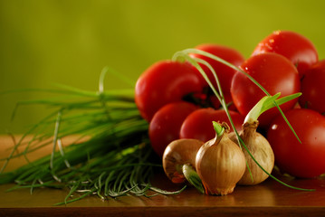 Schnittlauch mit Zwiebeln und Tomaten